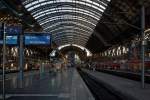 in-hessen Blick vom Bahnsteig 12 in eine der f�nf Bahnsteighallen des Hbf Frankfurt am Main am 30.09.2011.
Von 2002 bis 2006 wurden die seit 1972 unter Denkmalschutz stehenden D�cher der f�nf Bahnsteighallen im laufenden Betrieb unter Ber�cksichtigung denkmalpflegerischer Aspekte komplett erneuert. Insgesamt wurden etwa 60.000 Quadratmeter Dach- und Wandverkleidung – davon etwa 30.000 Quadratmeter Glasfl�che – erneuert und 5000 Tonnen Stahl ausgetauscht.
