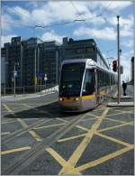Luas Tram/264582/stefan-schaut-von-weitem-zu-wie Stefan schaut von weitem zu wie ich dieses Luas Tram in den Docklands von Dublin fotografiere.
(14.04.2013)