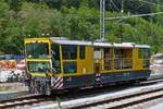 Unbekanntes Bahndienstfahrzeug fährt im Bahnhof von Franzensfeste -(Fortezza) auf einem Nebengleis an mir vorbei. 15.05.2019 (Hans)