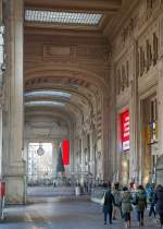 mailand-zental-milano-centale/478999/maechtig-und-gewaltig-ist-auch-die 
Mächtig und gewaltig ist auch die Eingangshalle der Stazione di Milano Centrale (Bahnhof Milano Centrale) an 29.12.2015. Durch Personen im Vordergrund kann man gut die Größenverhältnisse erkennen.