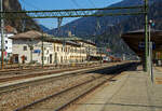 Der Bahnhof Brenner (Stazione di Brennero) am 26.03.2022, der Blick vom Bahnsteig 6 in nrdlicher Richtung aufs Empfangsgebude.