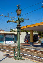 Der Wasserkran am Bahnsteig 2/3 vom Bahnhof Catania Centrale am 18.07.2022.

Hinten am Bahnsteig 2 die FS Schmalspur (950 mm) Zahnrad-Dampflokomotive R.370 012 als Denkmal.
