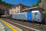 railpool/792218/die-railpool-494-580-91-83 Die Railpool 494 580 (91 83 2494 580-0 I-RPOOL), eine Bombardier TRAXX F140 DC3 LM (mit Last-Mile-Modul), fährt am 22.07.2022 mit einem Kesselwagenzug durch den Bahnhof Riomaggiore (Cinque Terre) an der Italienischen Riviera in Richtung La Spezia bzw. Pisa. 

Riomaggiore ist das südlichste der fünf Dörfer der Cinque Terre (Fünf Ortschaften) und verfügt, wie die anderen Dörfer, über eine Eisenbahnstation an der Bahnstrecke Pisa–Genua (RFI Strecke-Nr. 77 / KBS 31 La Spezia–Genua), die den Ort mit den Nachbardörfern und mit La Spezia und Levanto verbindet. 