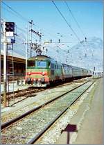 Die FS D 345 1046 stellt in Domodossola ihren Zug nach Novara bereit, gleich hinter der Lok läuft ein Heizwagen mit. 

März 1998
