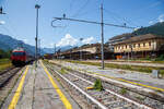 domodossola/819697/der-bahnhof-domodossola-italienisch-stazione-di Der Bahnhof Domodossola (italienisch Stazione di Domodossola) am 26 Mai 2023 vom Gleis 6 in südlicher Blickrichtung. 

Der Bahnhof wurde am 9. September 1888 zusammen mit dem Rest des Abschnitts Domodossola - Arona der Eisenbahnlinie Mailand - Domodossola eröffnet. Es wurde im Rahmen eines seit den 1870er Jahren geplanten Eisenbahnbauprojekts gebaut. Ziel des Projekts war es, die Isolation des Ossola- Tals zu überwinden, indem es mit Novara und Turin verbunden wurde.

Am 1. Juni 1906 wurde Domodossola durch die Eröffnung des Simplon-Tunnels und der durch ihn fahrenden Brig-Domodossola-Eisenbahn zu einer internationalen Einrichtung ausgebaut.
