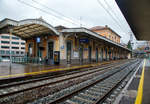 
Der Bahnhof Lecco (italienisch: Stazione di Lecco) von der Gleisseite am 03.11.2019 (bei Regen).

Der Bahnhof befindet sich westlich des Stadtzentrums und verfügt insgesamt über fünf Bahnsteiggleise. Er ist Ausgangspunkt der Bahnstrecken Como–Lecco, Lecco–Bergamo, Lecco–Mailand und Lecco–Colico. 