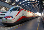 mailand-zental-milano-centale/726018/ein-frecciabianca-deutsch-weisser-pfeil-der Ein Frecciabianca (deutsch: weißer Pfeil) der Trenitalia (100-prozentige Tochtergesellschaft der Ferrovie dello Stato) steht am 29.12.2015 zur Abfahrt im Bahnhof Milano Centrale (Mailand Zentral) bereit. Der Frecciabianca ist eine Zuggattung für Züge mit einer Höchstgeschwindigkeit von 200 km/h (IC), die nur im italienischen Gleichspannungsnetz verkehren. Hier ist es die E.414 102-0 und eine weitere am anderen Ende mit vielen IC-Großraumwagen dazwischen. Die Loks der BR E.414 sind ehemalige Triebköpfe der ersten Serie der ETR 500. Auf anderen Strecken wird der Frecciabianca aber auch mit Pendolino-Garnituren ETR 460 bzw. ETR 463 oder Elektrolokomotiven des Typs E 402B mit IC-Großraumwagen betrieben.