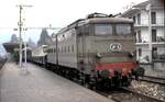 FS E 545 045 schleppt den BLS Triebzug in Stresa am 09.09.1980.