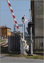 In Brescello gibt es sie noch, die früher in ganz Italien verbreiteten  Propeller  beim Bahnübergang, die beim senken der Schranke drehen.