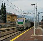Heute im hochwertigen Fernverkehr eingesetzt, zog die FS 402B. 155 am 6. Februar einen Güterzug durch den Bahnhof von Stresa.
