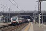 Die FS Trenitala E 402 120 und am Schluss des Zuges die 402 127 sind mit dem Treno di notte ICN 798 von Salerno nach Torino unterwegs. Der Zug erreicht den Bahnhof Rho Fiera Milano wo der ohne Halt durch fährt.

24. Februar 2023