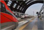 FS Fernverkehr in Milano: Whrend ein ETR 400 auf die Abfahrt wartet erreicht ein Freccia-Bianca die schne Halle von Milano Centrale.