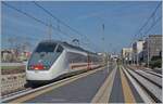 e414-ex-e404-a-etr-500-triebkopf/830778/der-fs-trenitalia-ic-608-von Der FS Trenitalia IC 608 von Lecce (ab 6:23) nach Bologna Centrale (an 15:00) verlasst nach seinem Halt Trani in Richtung Barletta.

22. April 2023