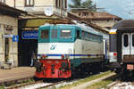 Ellok-Oldie E 424 290 wartet am 20 Mai 2006 in Domodossola.