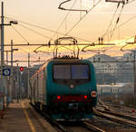 e464-traxx-p160-dcp/588034/geschoben-von-einer-e464-verlaesst-ein 
Geschoben von einer E.464 verläßt ein Regionalzug der TRENORD am 29.12.2015 den Bahnhof Milano Porta Genova (Stazione di Milano Porta Genova).