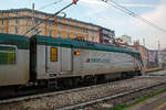 e464-traxx-p160-dcp/726143/die-rechtsaubere-trenord-e464255-91-83 Die rechtsaubere Trenord E.464.255 (91 83 2464 255-5 I-TN), eine Bombardier TRAXX P160 DCP, am 29.12.2015  mit einem Nahverkehrszug im Bahnhof Milano Porta Genova (Stazione di Milano Porta Genova).

Die Lok wurde 2009 Bombardier im Werk Vado Ligure (I) unter der Fabriknummer 7829 gebaut.

Die Baureihe E.464 ist eine Elektrolokomotive, die ab 1999 von ADtranz (heute Bombardier) von der italienischen Staatsbahn Ferrovie dello Stato (Trenitalia), der Ferrovie Emilia Romagna (FER) sowie der Trasporto Ferroviario Toscano (TFT) beschafft wurde. Gefertigt werden die Lokomotiven im Bombardier-Werk in Vado Ligure unter der firmeninternen Bezeichnung TRAXX P160 DCP. Gebaut wurden bisher 728 Einheiten dieser Baureihe.

Da die Maschinen ausschließlich mit Wendezügen eingesetzt werden, verfügen sie auch nur über einen Führerstand. Am anderen Ende befindet sich ein Mehrzweck-/Gepäckabteil, ein Hilfsführerstand für Rangierfahrten sowie ein Wagenübergang mit Gummiwulst. In Italien werden die Maschinen als „locomotiva monocabina“ (Lokomotive mit nur einem Führerstand) bezeichnet. Die Baureihe E.464 verwendet Drehgestelle und Getriebe ähnlich denjenigen der DB Baureihe 101, der Antrieb erfolgt aber mit Doppelstern-Asynchron-Fahrmotoren.
Am Führerstandsende sind die Loks mit einer automatischen Scharfenbergkupplung ausgerüstet. Auf der zum Wagenzug hingewandten Seite sind herkömmliche Zug-/Stoßeinrichtungen mit Schraubenkupplung. 

TECHNISCHE DATEN:
Spurweite: 1.435 mm (Normalspur)
Achsfolge: Bo' Bo' 
Hersteller:  Bombardier (vorm. ADtranz)
Länge über Puffer: 15.930 mm
Dienstgewicht: 72 t
Dauerleistung: 3.000 kW (2.350 kW bei 1.500 V DC)
Anfahrzugkraft: 200 kN
Dauerzugkraft: 135 kN
Stromsystem: 3.000 V und 1.500 V DC (Gleichstrom)
Anzahl der Fahrmotoren: 4 
Getriebeübersetzung: 1 : 5,015
Höchstgeschwindigkeit: 160 km/h