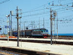 e464-traxx-p160-dcp/782607/auch-auf-sizilien-gibt-es-gueterzuegedie Auch auf Sizilien gibt es Gterzge....
Die Mercitalia Rail, Tiger E.652 116 (91 83 2652 116-1 I-MIR), ex Trenitalia E.652 116, fhrt am 20.07.2022 von Messina kommend, mit einem kurzen Schiebewandwagen-Zug, durch den Bahnhof Catania Centrale in Richtung Sden.
