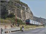Typisch Italien, Bahn und Strasse teilen sich den engen Raum zwischen den aufragenden Bergen und dem Mittelmeer.