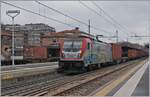 Die Mercitalia E 494 010 fährt mit einem Güterzug Richtung Süden durch den Bahnhof von Reggio Emilia.