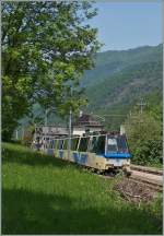 vigezzina-centovallibahn-ssif-und-fart/441318/ein-abe-1216-wartet-auf-der Ein ABe 12/16 wartet auf der Station Gagnone-Orcesco auf den Gegenzug. 
13. Mai 2015