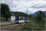 Der SSIF Ferrovia Vigezzina Treno Panoramico ABe 12/16 fährt an der kleinen Haltestelle von Villette vorbei.