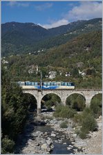 Kurz vor der Station von Malesco führt ein wunderschönes Viadukt über den Melezzo Zufluss Loana.