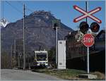 Ein Bahnübergang in Croppo mit dem sich nähernden FART/SSIF Schnellzug Locarno - Domodossola.