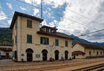 Der schmucke kleine SSIF Bahnhof Santa Maria Maggiore (Stazione SSIF di Santa Maria Maggiore) am 15.09.2017. Hier auf der italienischen Seite ist es die Ferrovia Vigezzina, auf der schweizerischen Seite ist es die Centovallibahn.