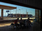 Manchmal ist es halt so....Da sitzen wir gerade im Zug (Trenitalia „pop“ ETR 104 060, da fhrt der Elettrotreno (Elektrischer-Doppeltriebwagen) FCE CT2 - 002 „Santa Barbara“