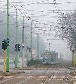 
Im Smog von Mailand....
Der ATM 7142 ein AnsaldoBreda  Sirio  erreicht am 28.12.2015 als Linie 4 bald die Station Ospedale Maggiore (Niguarda).