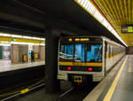 mailand-milano-atm/725887/ein-triebzug-der-serie-8100-der Ein Triebzug der Serie 8100 der U-Bahn Mailand (Metropolitana di Milano) als Linie M3 (Gelbe Linie) nach San Donato, am 28.12.2015 in der Station Duomo (Dom).

Die Triebzüge der Serien 8000 und 8100 verkehren auf der Linie 3 der Mailänder U-Bahn. Sie wurden von 1989 bis 2004 in zwei separaten Losen (in drei Serien unterteilt) gebaut und verkehren seit ihrer Eröffnung im Jahr 1990 auf der Linie 3.

Die Metropolitana di Milano ist das U-Bahn-System der zweitgrößten italienischen Stadt Mailand. Im November 1964 als zweite italienische Metro eröffnet, bildet das von der ATM Milano betriebene normalspurige Schienenverkehrsmittel mit vier Linien neben der S-Bahn das städtische Schnellverkehrsnetz. Charakteristisch für das Mailänder U-Bahn-System ist die linienabhängige Nutzung von Stromschiene oder Oberleitung.

Die M2 und M3 wird über Oberleitung mit 1,5 kV DC (Gleichstrom) betrieben. Die Linien M1 und M5 nutzt eine seitliche Stromschiene mit 750 V DC (Gleichstrom).

Die Triebzüge (Kurzzug) der Serien 8000 und 8100 sind dreiteilig und bestehen jeweils aus zwei angetriebenen Steuerwagen und einem antriebslosen Mittelwagen. 

TECHNISCHE DATEN:
Baujahre: 	1989-1990 (40 Stück) und 2003-2004 (5 Stück der Serie 8100)
Spurweite: 1.435 mm
Achsformel: Bo'Bo' + 2'2' + Bo' Bo'
Länge: 3 x 17.500 mm
Drehzapfenabstand: 11.100 mm
Achsabstand im Drehgestell: 2.150 mm
Eigengewicht: 81,3 t (2 x 29,5 t + 22,3 t)
Sitzplätze:	104
Stehplätze: 550
Leistung: 2.080 kW (4 x 130 kW je Drehgestell)
Höchstgeschwindigkeit: 90 km/h
Stromsystem: 1500 V DC (=) über Oberleitung
