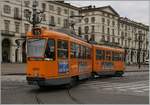 Der GTT Trambahnwagen 2813 der Linie 15 auf der Piazzo Vittorio Veneto in Torino.