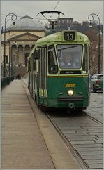 Der Trambahnwagen 2855 der GTT Linie 13 auf der Ponte Vittorio Emanuele in Torino.
9. März 2016