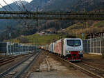 brennerbahn-ferrovia-del-brennero-rfi-4243-2/770549/noch-ist-winterzeit-daher-etwas-dunkelin Noch ist Winterzeit, daher etwas dunkel....
In Doppeltraktion fahren die beiden Rail Traction Company (RTC) EU43 – 004 (91 83 2043 004-7 I-RTC) und die EU43 – 008 (91 83 2043 008-8 I-RTC), vom Brenner kommend am 26.03.2022 mit einem KLV-Zug durch den Bahnhof Gossensa/Colle Isarco in Richtung Verona. Nochmal einen lieben Gru an den netten Lokfhrer zurck, der mich mit Dreilicht grte. 

Die Loks wurden 2001 bzw. 2002 von Bombardier unter den Fabriknummer 112E 06, 112E 04 bzw. 112E 03 gebaut und waren eigentlich fr die Lieferung (8 Stck) an die polnische PKP - Polskie Koleje Państwowe vorgesehen, der Verkauf scheitere aus finanziellen Grnden seitens der PKP. Die 8 polnischen Loks sind danach an die italienische Privatbahngesellschaft RTC (Rail Traction Company) verkauft worden, die polnische Bezeichnung EU43 wurde spter an Lokomotiven der TRAXX-Variante MS2 vergeben.

Die Loks der Baureihe EU43 vom Typ Bombardier 112E sind hnlich denen der ab 1996 vom damaligen Hersteller ABB Tecnomasio in Vado Ligure (Italien) gebauten 20 Brennerloks der FS Baureihe E.412 (Adtranz 112E). Die E.412 haben z.B. das Fhrerpult wie in Italien blich links und nicht wie die fr Polen vorgesehenen EU43 rechts, daher sind beide in Italien als unterschiedlichen Baureihen eingeordnet.

Auch wenn die Lok nur zwei Stromabnehmer der Bauart WBL 85 haben, sind es elektrische Mehrsystemlokomotiven fr 15 kV, 16,7 Hz Wechselstrom und 3 kV bzw. 1,5 kV Gleichstrom. Jeeils ein Stromabnehmer ist fr Gleichspannung (Fhrerstand A, italienische Palette) und einer fr Wechselspannung (Fhrerstand B, deutsch-sterreichische Palette). Die Lokomotiven verfgt ber eine elektrische Nutzbremse. 

Ursprnglich war fr beide Baureihen die Zulassung fr sterreich und Deutschland vorgesehen. Die BB hatte zunchst die Zulassung verweigert und erst 2006 erteilt.

Geschichte:
Im Jahr 1993 gaben die FS im Zuge der wachsenden internationalen Aktivitten der europischen Bahngesellschaften Mehrsystemlokomotiven in Auftrag, die sowohl im italienischen 3-kV-Gleichstromnetz als auch im Sden von Frankreich (1,5 kV =) und insbesondere fr den Brennerverkehr auch im sterreichischen und deutschen Netz (15 kV, 16,7 Hz) einsetzbar sein sollte. Die Lokomotiven sollten sowohl fr schnelle EuroCity-Zge als auch fr den Gterverkehr einsetzbar sein. Die vier Prototyp-Lokomotiven wurden ab 1996 vom damaligen Hersteller ABB Tecnomasio (heute Alstom) in Vado Ligure, Italien, gebaut. Dieses Werk produziert nahezu ausschlielich fr den italienischen Markt. 

Technik:
Die Lokomotiven laufen auf Drehgestellen mit Integriertem Gesamtantrieb (IGA), der auch bei den Lokomotiven der DB-Baureihe 101 und den italienischen E405 vorhanden ist, die Stromrichter hneln denen der SBB Re 460. Fr den Antrieb werden Doppelsternmotoren verwendet, was Drehstrom-Asynchronmotoren mit zwei Wicklungssystemen in Sternschaltung im selben Gehuse sind – eine eher unbliche Schaltung.

Der geschweite Wagenkasten in Stahlleichtbaukonstruktion sttzt sich ber Flexicoil-Schraubenfedern auf die Drehgestelle ab. Die Seitenwnde aus Aluminium sind zur Erhhung der Steifigkeit gesickt. Der estergekhlte Transformator ist wie bei Neubaulokomotiven blich unterflur angeordnet. Die Lokomotive ist mit Gruppenantrieb ausgefhrt, wobei eine Antriebsgruppe aus einer Achse aus dem Drehgestell 1 und einer aus dem Drehgestell 2 besteht, eine ebenfalls unbliche Anordnung.

Die Lokomotiven verfgt ber eine elektrische Nutzbremse. Es sind zwei Einholmstromabnehmer der Bauart WBL 85 vorhanden, je einer fr Gleichspannung (Fhrerstand A, italienische Palette) und Wechselspannung (Fhrerstand B, deutsch-sterreichische Palette).

In der Lokomotive sind zwei Stromrichter angeordnet. Unter Wechselstromsystemen wird die sekundrseitige Spannung des Haupttransformators in einem Vierquadrantensteller (4QS) in eine Gleichspannung umgewandelt, welche in einen Gleichstromzwischenkreis eingespeist wird. Unter den Gleichstromsystemen erfolgt die Speisung des Zwischenkreises direkt aus der Fahrleitung.

Die Pulswechselrichter wandeln den Gleichstrom des Zwischenkreises in Dreiphasenwechselstrom zur Speisung der Fahrmotoren um. Im Gleichstromnetz sind zwei Pulswechselrichter in Serie geschaltet, die je ein Wicklungssystem der Fahrmotoren mit Strom versorgen, im Wechselstromsystem wird nur ein Pulswechselrichter bentigt, der die beiden parallel geschalteten Wicklungssysteme der Fahrmotoren mit Spannung versorgt.

Die Steuerung der Antriebe erfolgt durch ein rechneruntersttztes Betriebssystem. Die Lokomotiven sind mit 18-poligen IS-Steckdosen fr die UIC-Leitung, einer Vielfachsteuerung und einer Speiseeinrichtung der Zugsammelschiene fr Reisezge ausgerstet. Lauftechnisch sind die Lokomotiven fr eine Geschwindigkeit von 220 km/h ausgelegt, jedoch in Italien nur fr 200 km/h zugelassen. Ausgerstet wurden sie mit Fahrzeugeinrichtungen der Zugbeeinflussungen RS4 Codici (Italien) sowie punkt- und linienfrmiger Zugbeeinflussung (sterreich und Deutschland). Von einem Einsatz in Frankreich wurde abgesehen.

TECHNISCHE DATEN:
Spurweite: 1.435 mm (Normalspur)
Achsformel: Bo'Bo'
Lnge: 19.400 mm
Drehzapfenabstand: 11.400mm
Achsabstand im Drehgestell: 2.650 mm
Dienstgewicht: 88 t
Hchstgeschwindigkeit: 140 km/h Italien und Deutschland / 120 km/h sterreich
Dauerleistung: 5.600 kW (15 kV AC) / 5.400 kW (3 kV DC) / 2.700 kW (1,5 kV DC)
Anfahrzugkraft: 300 kN
Stromsysteme: 15 kV, 16,7 Hz AC, 3.000 V DC und 1.500 V DC 
Anzahl der Fahrmotoren:  4 IGA-Drehstrom-Asynchronmotoren, Typ FIA 7065
Kleister befahrbarer Gleisbogen: R 95 m
Bremse: Druckluftbremse, el. Nutzbremse
Zugbeeinflussung: RS 4 Codici, PZB, LZB
