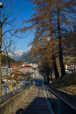 brennerbahn-ferrovia-del-brennero-rfi-4243-2/770745/blick-auf-den-bahnhof-gossensasscolle-isarco Blick auf den Bahnhof Gossensaß/Colle Isarco am 26.03.2022.
Der Bahnhof Gossensaß (auch Gossensass; italienisch Stazione di Colle Isarco) befindet sich an der Brennerbahn in Südtirol (italienisch Alto Adige), amtlich Autonome Provinz Bozen – Südtirol.

Der Bahnhof Gossensaß ist der erste Haltepunkt im Wipptal südlich des Brennerpasses, zu dem die Bahnstrecke von hier aus über den Pflerschtunnel ansteigt. Er liegt auf 1.066,9 m Höhe nahe dem Zentrum von Gossensaß, dem Hauptort der Gemeinde Brenner, und der durch das Dorf führenden SS 12 (der alten Brennerpass-Straße). 

Der Bahnhof wurde 1867 zusammen mit dem gesamten Abschnitt der Brennerbahn zwischen Innsbruck und Bozen in Betrieb genommen. Durch ihn erlebte Gossensaß bis zum Ersten Weltkrieg seine Blütezeit als bekannter Touristenort. Er konkurrierte mit Orten wie St. Moritz oder Chamonix. 

Das Aufnahmegebäude war zunächst noch relativ kompakt gehalten, wurde wegen der vielen Touristen jedoch noch im 19. Jahrhundert durch einen südlichen Anbau erweitert. Das ursprüngliche Gebäude weist eine Verkleidung aus Grauwacke auf, während dekorative Details wie die Fensterfassungen in weißem Kalkstein gehalten sind. Straßenseitig ist es durch einen in sorgfältigen Details gearbeiteten Dachgiebel aus Holz gestaltet. Der Anbau ist in Brixner Granit gemauert und sticht durch eine hölzerne Veranda hervor. In dem sich heute das Buffet befindet und man auch den Espresso genießen kann. Das Gebäude steht seit dem Jahr 2000 unter Denkmalschutz.

Der Bahnhof Gossensaß wird durch Regionalzüge der Trenitalia sowie der SAD bedient, die auch Busverbindungen zum Bahnhof betreibt. Die Regionalzüge fahren in beide Richtung (Brenner bzw. Bozen) im Stundentakt und werden zu Hauptverkehrszeiten durch Regionalexpresszüge verdichtet.

Uns hat es in Gossensaß sehr gut gefallen, es war einfach zu kurz, so dass wir gerne wiedermal dort hinfahren wollen. Für die drei Tage haben wir uns ein Südtirol/Alto Adige Ticket (eine Mobilcard für 3 Tage) am Automat für 23,00 Euro geholt. So konnten wir mit diesem Ticket Südtirol mit der Bahn erkunden. 
