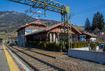 brennerbahn-ferrovia-del-brennero-rfi-4243-2/772968/blick-auf-den-bahnhof-gossensasscolle-isarco Blick auf den Bahnhof Gossensaß/Colle Isarco am 27.03.2022.
Der Bahnhof Gossensaß (auch Gossensass; italienisch Stazione di Colle Isarco) befindet sich an der Brennerbahn in Südtirol (italienisch Alto Adige), amtlich Autonome Provinz Bozen – Südtirol.

Der Bahnhof Gossensaß ist der erste Haltepunkt im Wipptal südlich des Brennerpasses, zu dem die Bahnstrecke von hier aus über den Pflerschtunnel ansteigt. Er liegt auf 1.066,9 m Höhe nahe dem Zentrum von Gossensaß, dem Hauptort der Gemeinde Brenner, und der durch das Dorf führenden SS 12 (der alten Brennerpass-Straße). 

Der Bahnhof wurde 1867 zusammen mit dem gesamten Abschnitt der Brennerbahn zwischen Innsbruck und Bozen in Betrieb genommen. Durch ihn erlebte Gossensaß bis zum Ersten Weltkrieg seine Blütezeit als bekannter Touristenort. Er konkurrierte mit Orten wie St. Moritz oder Chamonix. 

Das Aufnahmegebäude war zunächst noch relativ kompakt gehalten, wurde wegen der vielen Touristen jedoch noch im 19. Jahrhundert durch einen südlichen Anbau erweitert. Das ursprüngliche Gebäude weist eine Verkleidung aus Grauwacke auf, während dekorative Details wie die Fensterfassungen in weißem Kalkstein gehalten sind. Straßenseitig ist es durch einen in sorgfältigen Details gearbeiteten Dachgiebel aus Holz gestaltet. Der Anbau ist in Brixner Granit gemauert und sticht durch eine hölzerne Veranda hervor. In dem sich heute das Buffet befindet und man auch den Espresso genießen kann. Das Gebäude steht seit dem Jahr 2000 unter Denkmalschutz.

Der Bahnhof Gossensaß wird durch Regionalzüge der Trenitalia sowie der SAD bedient, die auch Busverbindungen zum Bahnhof betreibt. Die Regionalzüge fahren in beide Richtung (Brenner bzw. Bozen) im Stundentakt und werden zu Hauptverkehrszeiten durch Regionalexpresszüge verdichtet.

Uns hat es in Gossensaß sehr gut gefallen, es war einfach zu kurz, so dass wir gerne wiedermal dort hinfahren wollen. Für die drei Tage haben wir uns ein Südtirol/Alto Adige Ticket (eine Mobilcard für 3 Tage) am Automat für 23,00 Euro geholt. So konnten wir mit diesem Ticket Südtirol mit der Bahn erkunden. 
