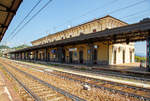 domodossola-8211-mailand-rfi-23/723721/von-der-gleisseite-das-empfangsgebaeude-vom Von der Gleisseite, das Empfangsgebäude vom Bahnhof Arona am Lago Maggiore (04.08.2019). 

Der Bahnhof liegt an der Bahnstrecke Domodossola – Mailand, zudem ist er Endpunkt der Strecken nach Novara und Santhià (seit 2012 eingestellt).