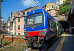 ferrovia-genova-pisa-rfi-77-99/791515/ein-trenitalia-doppelstockzug-gezogen-von-einer Ein Trenitalia Doppelstockzug (gezogen von einer E.464) hat am 22.07.2022, als Cinque Terre Express (Regionale) von La Spezia, via Riomaggiore, Manarola, Corniglia, Vernazza, Monterosso, nach Levanto, den Cinque Terre Bahnhof Vernazza erreicht. 

Vernazza ist eines der fünf Dörfer der Cinque Terre (Fünf Ortschaften) und verfügt, wie die anderen Dörfer, über einen Bahnhof an der Bahnstrecke Pisa–Genua (RFI Strecke-Nr. 77 / KBS 31 La Spezia–Genua). Der Bahnhof liegt zwischen zwei zweigeteilten Tunneln, jeder Bahnsteig hat seine eigenen Tunnelröhren. Wie auch in Riomaggiore passen die Bahnsteige nicht komplett unter freien Himmel, der Rest der Bahnsteige ist jeweils in einem der Tunneln. 