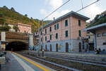 Der Cinque Terre Bahnhof  Riomaggiore das Empfangsgebäude und der nördliche Tunnel am 23.07.2022.