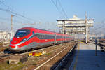 etr-400-frecciarossa-1000-v300-zefiro/535569/der-etr-40006-als-frecciarossa-1000 
Der ETR 400.06 als 'Frecciarossa 1000' der Trenitalia verlässt am 29.12.2015 den Bahnhof Milano Centrale (Mailand Zentral). Der Frecciarossa (deutsch: roter Pfeil) ist eine Zuggattung für Züge mit einer Höchstgeschwindigkeit von 300 km/h. Die Züge verkehren auf Schnellfahrstrecken, zwischen Turin, Mailand, Rom und Neapel.