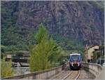 Ein FS Trenitalia Minuetto MD Aln 501/502 verlässt als Regionalzug 11819 von Ivera nach Aosta den Ort Donnas. 

21. September 2022