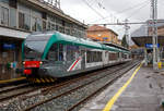 atr-125-stadler-gtw-412/680285/der-atr-125003-8222besanino8220-der-trenord 
Der ATR 125.003 „Besanino“ der Trenord, ein diesel-elektrischer Triebzug vom Typ Stadler GTW 4/12, steht am 03.11.2019 im Bahnhof Lecco zur Abfahrt bereit. Er Fährt als

Für den Betrieb auf der Strecke Milano-Monza-Molteno-Lecco beschaffte die Trenord eine neue Flotte von 11 diesel-elektrischen  Gelenktriebwagen  (Stadler GTW  4/12), weitere 9 folgten 2017.  Von  der  Behörde ANSF wurden die GTW’s unter dem Namen ATR-125 zugelassen. Die neuen Züge verfügen über ein modernes Innendesign mit 243 Sitzplätzen und  klimatisierten  Fahrgasträumen  sowie  ein  behindertenfreundliches, geschlossenes WC-System. Die Traktionsausrüstung besteht aus vier diesel-elektrischen Baugruppen; es werden Dieselmotoren mit reduzierten Emissionen (Euro IIIA) und Common-Rail Einspritzung eingesetzt. Um den Verbrauch weiter zu reduzieren, kann beim Bremsen durch das diesel-elektrische Antriebsprinzip für die Bordnetzspeisung,  Energie  rekuperiert  werden.  Dank  seinem  geringen  Energieverbrauch und den günstigen Wartungskosten stellt der GTW ATR-125 auf den nicht elektrifizierten Strecken der Region Lombardei das ideale Regionaltransportmittel dar.

Der sechsteilige Triebzug besteht aus den Teilen:
Endmodul mit Führerstand , 95 83 8 125 016 5 I TN
Antriebsmodul (Antriebscontainer)  95 83 1 125 018 6 I TN
Mittelmodul 95 83 0 125 017 0 I TN
Mittelmodul 95 83 0 125 014 7 I TN
Antriebsmodul (Antriebscontainer)  95 83 1 125 015 2 I TN
Endmodul mit Führerstand , 95 83 8 125 013 2 I TN

Technische Merkmale:
Triebwagen in modernem, transparentem, offenen Innendesign,
mit Wagenkasten in Alu-Leichtbau.
Klimatisierung der Fahrgasträume und des Führerstands.
Behindertenfreundliches, geschlossenes WC-System.
Niederflureinstiege sowie 75 % Niederfluranteil, einen problemlosen Zugang (flach) für den Einstieg.
Große Einstiegstüren pro Seite (1.320 mm) für einen schnellen
Fahrgastwechsel.
Großzügige Einstiegsplattformen mit Mehrzweckbereich auch für den Transport von Fahrrädern.
Luftgefederte Drehgestelle für maximalen Reisekomfort.
Redundante Antriebsausführung mit je einem Dieselmotor (Euro IIIA), Asynchrongenerator, IGBT-Stromrichter und Asynchronfahrmotor.
Vielfachsteuerung bis zu 2 Triebwagen.

TECHNISCHE DATEN:
Bezeichnung: ATR 125 (Autotreno)
Gebaute Einheiten: 11 + 9
Inbetriebsetzung:  September 2011
Spurweite: 1.435 mm (Normalspur)
Achsfolge: 2‘Bo‘2‘+ 2‘Bo‘2‘
Länge über Kupplung: 77.330 mm 
Fahrzeugbreite: 3.000 mm
Fahrzeughöhe: 4.215 mm
Achsabstand im Drehgestell: 2.100 mm (Antrieb- u. Laufdrehgestell)
Triebraddurchmesser:  860 mm (neu)
Laufraddurchmesser:  750 mm (neu)
Eigengewicht: 132 t
Leistung:  4 x 290 kW = 1.160 kW
Höchstgeschwindigkeit: 140 km/h
Sitzplätze: 231 (2. Klasse) und 12 Klappsitze
