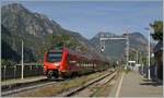 Nur noch bis am 2. Januar 2024 werden die roten FS Trenitalia BTR 813 durchs Aosta Tal fahren, dann wird die Strecke für Elektrifizierungs-Arbeiten bis im Dez. 2027 ¨!!! im SEV bedient. Es ist kaum anzunehmen, dass die BTR dann ins Aosta Tal zurückkehren, wird der  Thermische  Teil dann ja nicht mehr benötigt, ausser die Strecke nach Pré St Didier reaktiviert aber nicht elektrifiziert.   
Im Bild der BTR 813 001 als RV VdA 2718 von Aosta nach Torino Porta Nuova bei der Abfahrt in Pont S.Martin zu sehen.

12. Oktober 2023