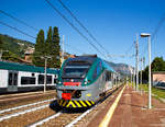   Zwei gekuppelte ETR 425 der Trenord (ETR 425 062 und ETR 425 027) erreichen am 22.06.2016, als R 2147  nach Milano Centrale, den Bahnhof von Stresa.