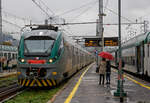 Zwei gekuppelte JAZZ der Trenord, ein fünfteiliger ETR 425 und ein sechsteiliger ETR 526, erreicht am 03.11.2019 bei Regen, als Regionalzug von Milano Centrale nach Tirano, den Bahnhof Lecco (italienisch: Stazione di Lecco). 