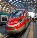 
Der ETR 400.21 auch bekannt als  Frecciarossa 1000  der Trenitalia am 29.12.2015 im Bahnhof Milano Centrale (Mailand Zentral). 

Der Frecciarossa (deutsch: roter Pfeil) ist eine Zuggattung für Züge mit einer Höchstgeschwindigkeit von 300 km/h. Die Züge verkehren auf Schnellfahrstrecken. Die ETR 400 sollen in Zukunft mit bis zu 400 km/h zwischen Turin, Mailand, Rom und Neapel verkehren.