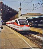 etr-463-pendolino-zwei-system/899697/vor-vielen-jahren-stand-ich-schon Vor vielen Jahren stand ich schon mal an derselben Stelle im Bahnhof von Lyon Perrache und konnte einen FS ETR 463 fotografieren: Dieser FS ETR 463 wartet in Lyon Perrache auf die Abfahrt nach Torino. Die Verbindung war wohl nicht sehr erfolgreich, denn die FS ETR 463 verkehrten nicht lange, doch seit dem Fahrplanwechsel 2021/22 hat die FS erneut den Verkehr nach Frankreich aufgenommen: mit ihren ETR 400 fährt die FS von Milano nach Paris und will in der Zukunft zusätzliche Verbindung zwischen Paris und Lyon anbieten. Noch kurz zur Baureihe ETR 463: Aus der Serie der FS ETR 460 wurden die ETR 463 21,27 und 28 für den Verkehr nach Frankreich entsprechend angepasst und als ETR 463 bezeichnet. Zudem zeigt sich der ETR 463 mit einem Einholmstromabnehmer, ein Detail, welches mir erst beim Aufhellen des Bildes aufgefallen ist.

Analogbild vom September 1998. 

 