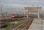 etr-500-3/792486/ein-etr-500-erreicht-milano-centrale Ein ETR 500 erreicht Milano Centrale, rechts im Bild das alte Stellwerk  'Cabnina A'.

8. November 2022