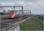 Der FS Trenitalia ETR 500 044 auf dem Weg in Richtung Milano erreicht den Bahnhof von Emilia AV, wo der Zug eine planmssigen Aufenthalt hat und somit die Schnellfahrweiche auf ablenkender Stellung