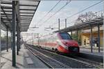 etr-700-frecciargento-ansaldobreda-v250-ex-ns-v250/810516/im-gegenlicht-erreicht-der-fs-trenitalia Im Gegenlicht erreicht der FS Trenitalia ETR 700 011 (ex Fyra) als Frecciarossa 8802 den Bahnhof von Parma. Der Zug ist von Ancona (ab 5:20) nach Milano (an 9:15) unterwegs und wird wie die meisten HGV-Züge der Relation Lecce - Milano erst nördlich von Fidenza auf die Schnellfahrstrecke geleitet.

18. April 2023